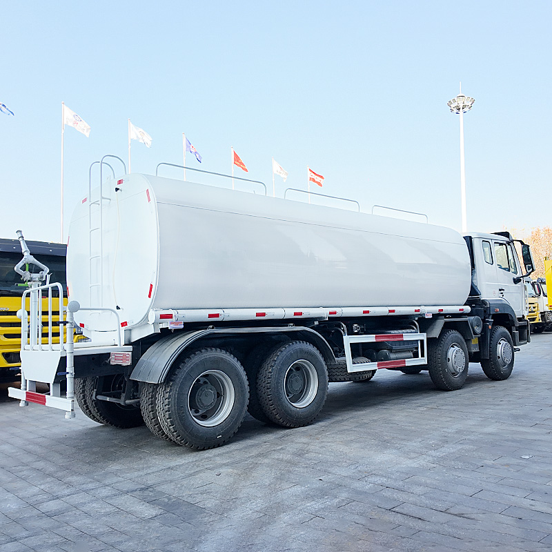 شاحنة خزان مياه HOWO NX 8X4 مستعملة ومجددة