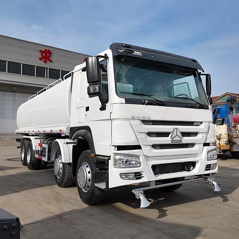 1 Camion-citerne d'arrosage Howo 8x4 d'occasion