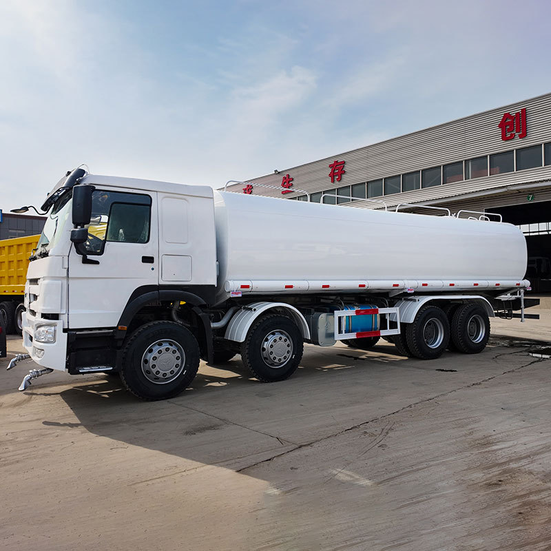 2 Camion-citerne d'arrosage Howo 8x4 d'occasion