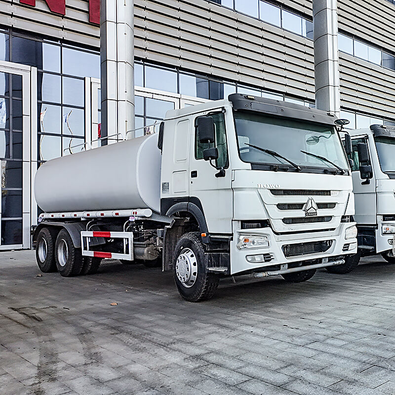 Camion-citerne d'arrosage HOWO 6X4 d'occasion et remanufacturé 371hp