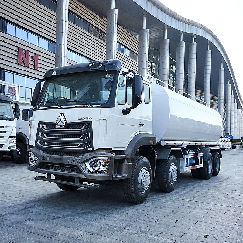 Camion-citerne à eau HOWO NX 8X4 d'occasion et reconditionné