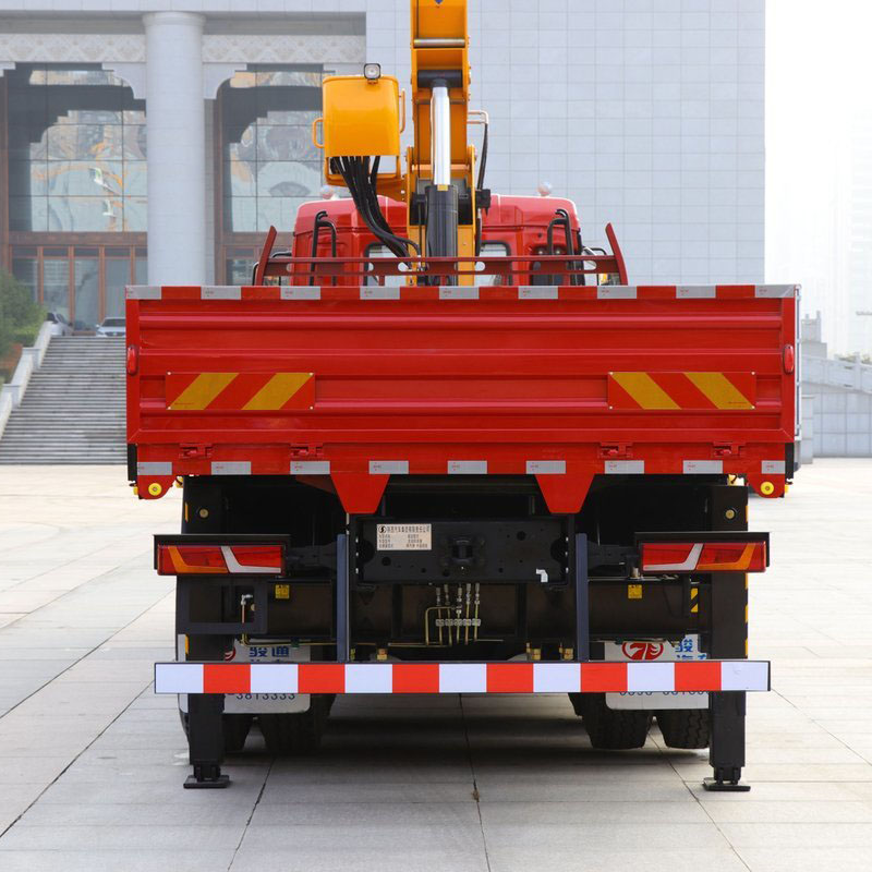 Camion-grue d'occasion 8x4 à flèche à vendre
