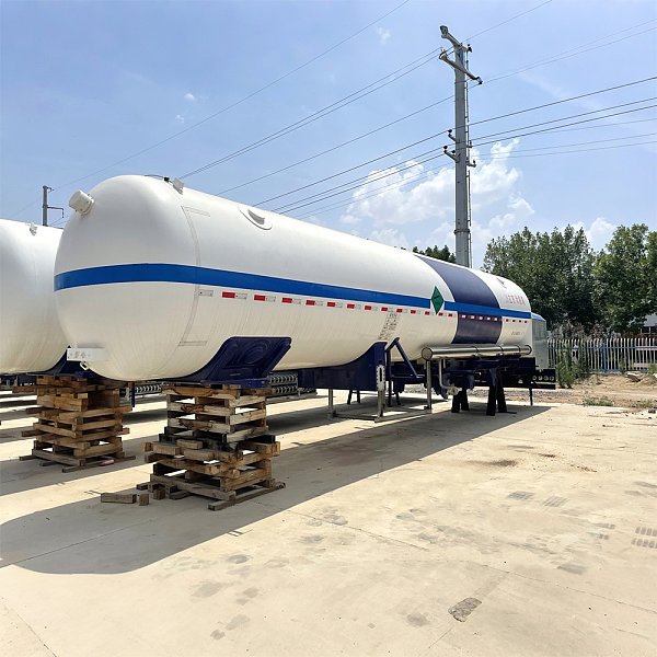 Remolque cisterna química usado para transportar líquidos corrosivos Remolque cisterna química usado para transportar líquidos corrosivos