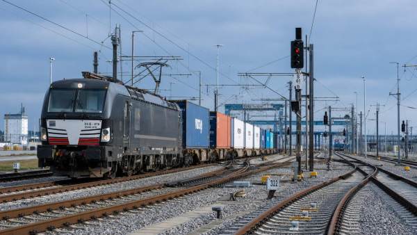 What UIC standards change in cross-border rail projects