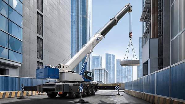 How to Compare Cranes for Tight Urban Lifts