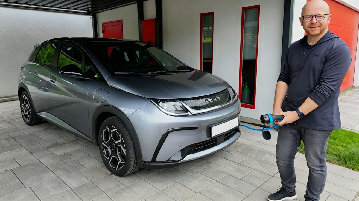 海豚 Norwegian Customer Purchases BYD Dolphin in China; Chinese All-Electric Compact Car Makes Strides in Nordic New Energy Market