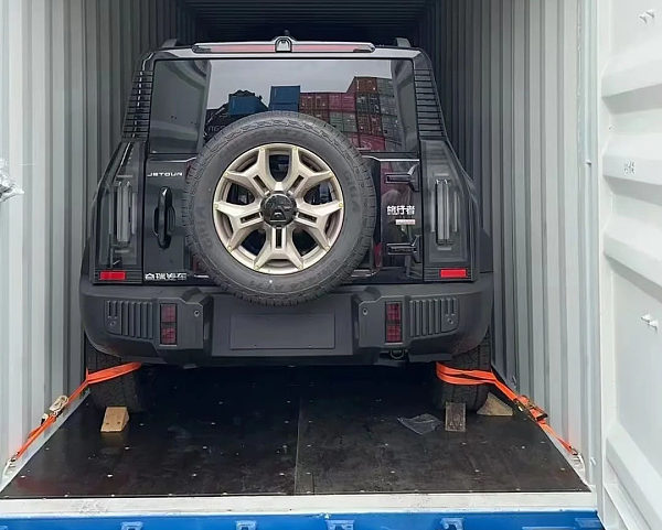 Our company has successfully completed the delivery of three Jetour T2 rugged SUVs to a client in Dubai, UAE.