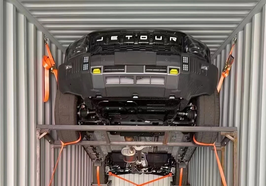 捷途旅行者3 Our company has successfully completed the delivery of three Jetour T2 rugged SUVs to a client in Dubai, UAE.
