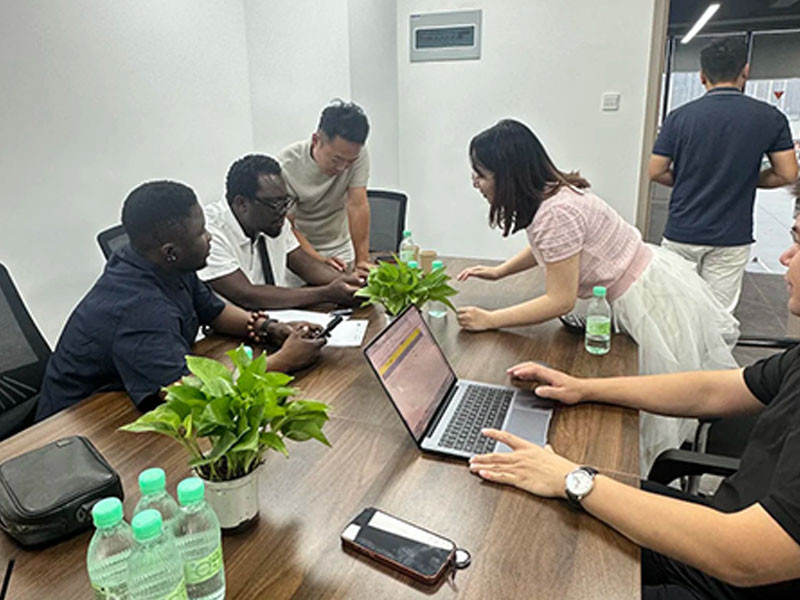 到访2 Nigerian Client Visits Company to Discuss Partnership and Signs On-Site Purchase Agreement for Two Jetour T2 Rugged Off-Roaders