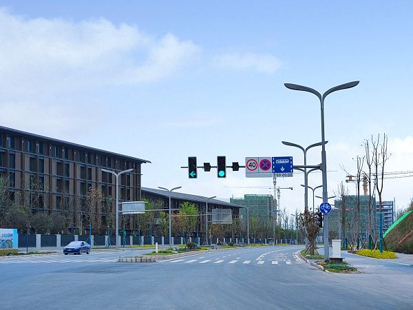 Fournir un éclairage adaptatif qui améliore la visibilité et le confort, en soutenant des opérations urbaines plus intelligentes.