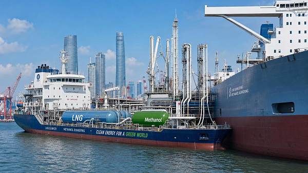 Shanghai Port Launches Dual Methanol-LNG Bunkering System