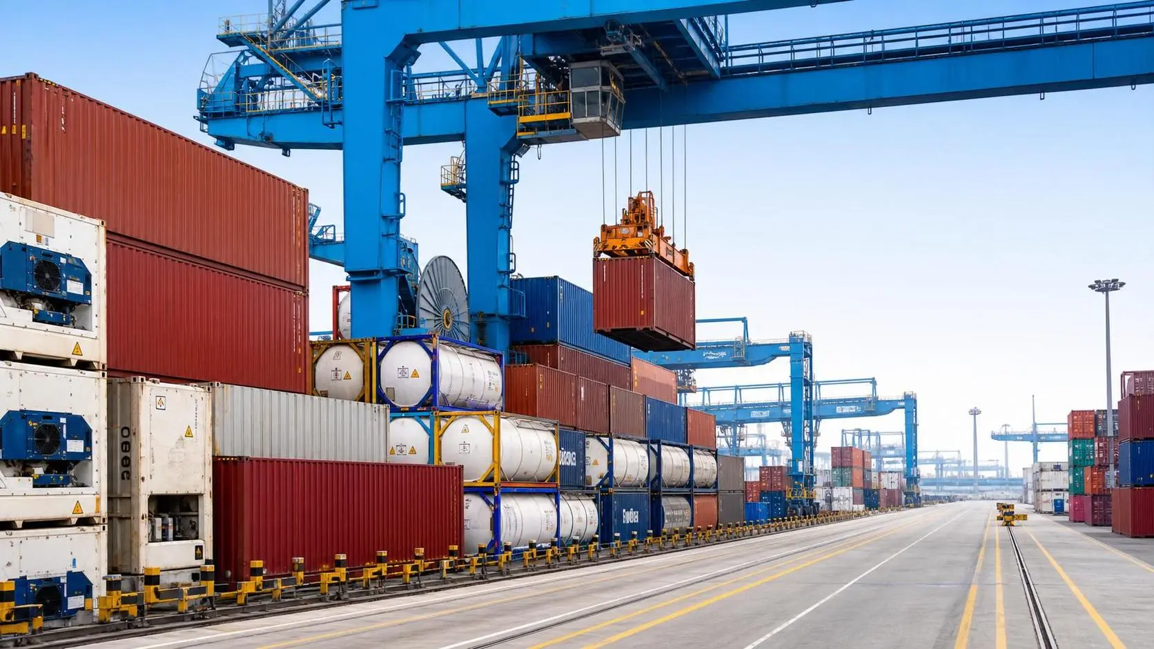 How to Evaluate Specialized Container Handling for Terminals by Throughput, Cargo Mix, and Safety Needs