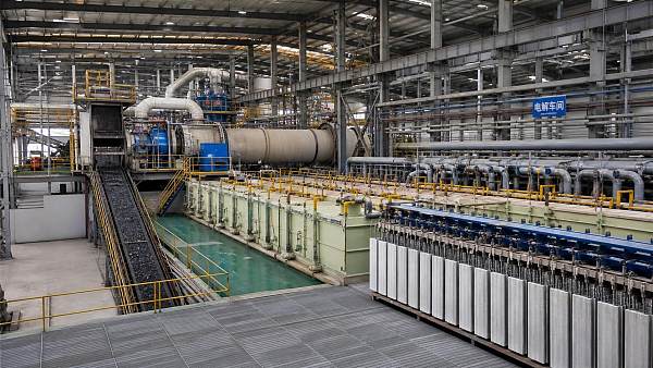 How is zinc produced from ore in a modern smelting process?