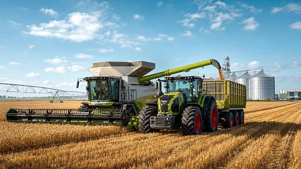 When Does Large-Scale Farm Equipment Lower Costs?