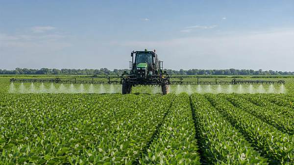 Plant Protection in Row Crops: Sprayer Setup, Timing, and Drift Control