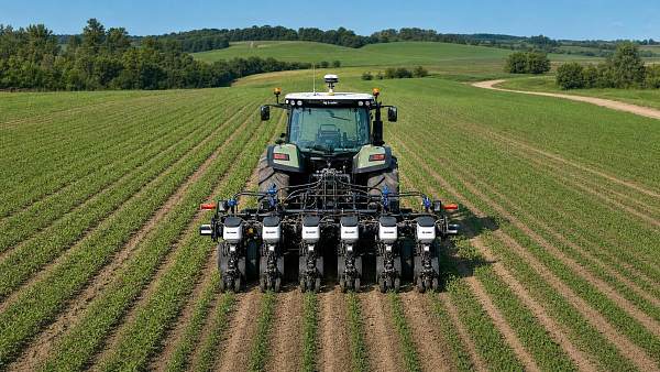 How to Compare Satellite-Guided Farm Equipment for Row Crops by Accuracy and Field Fit