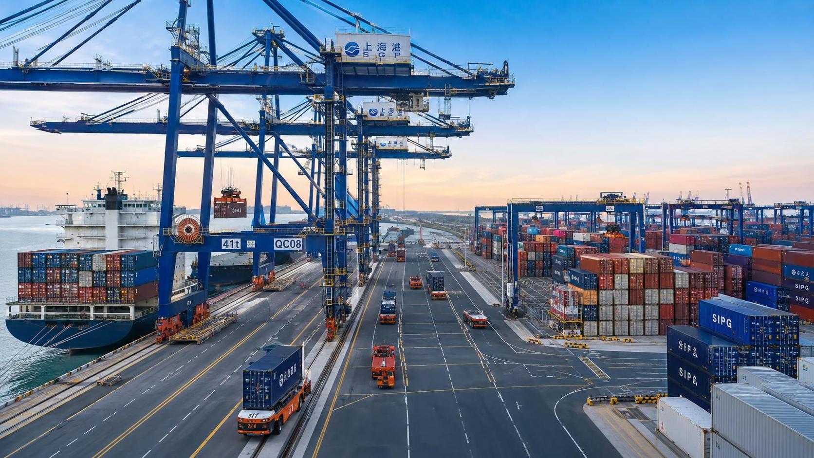 When does smart port logistics control justify its integration cost?