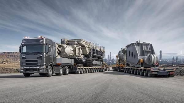 Heavy Haulage Trucks vs Modular Transporters: Which Fits Oversized Project Cargo Better?