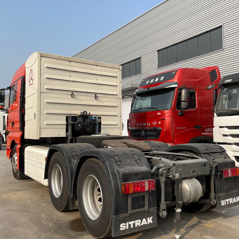Sinotruk C7H Heavy Truck 440HP 6x4 CNG Tractor
