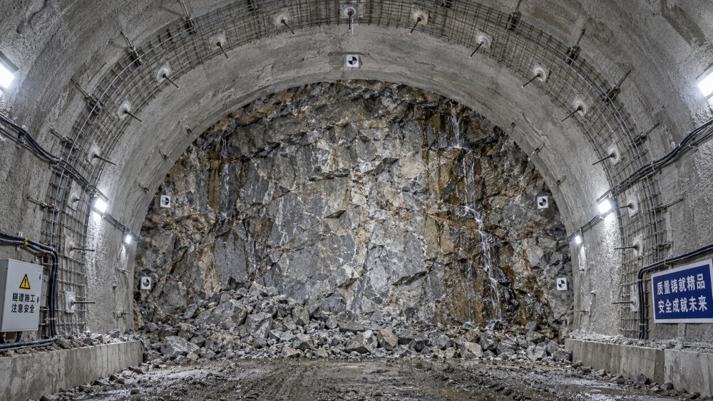 When rock reinforcement in tunnel construction must change after blasting When rock reinforcement in tunnel construction must change after blasting