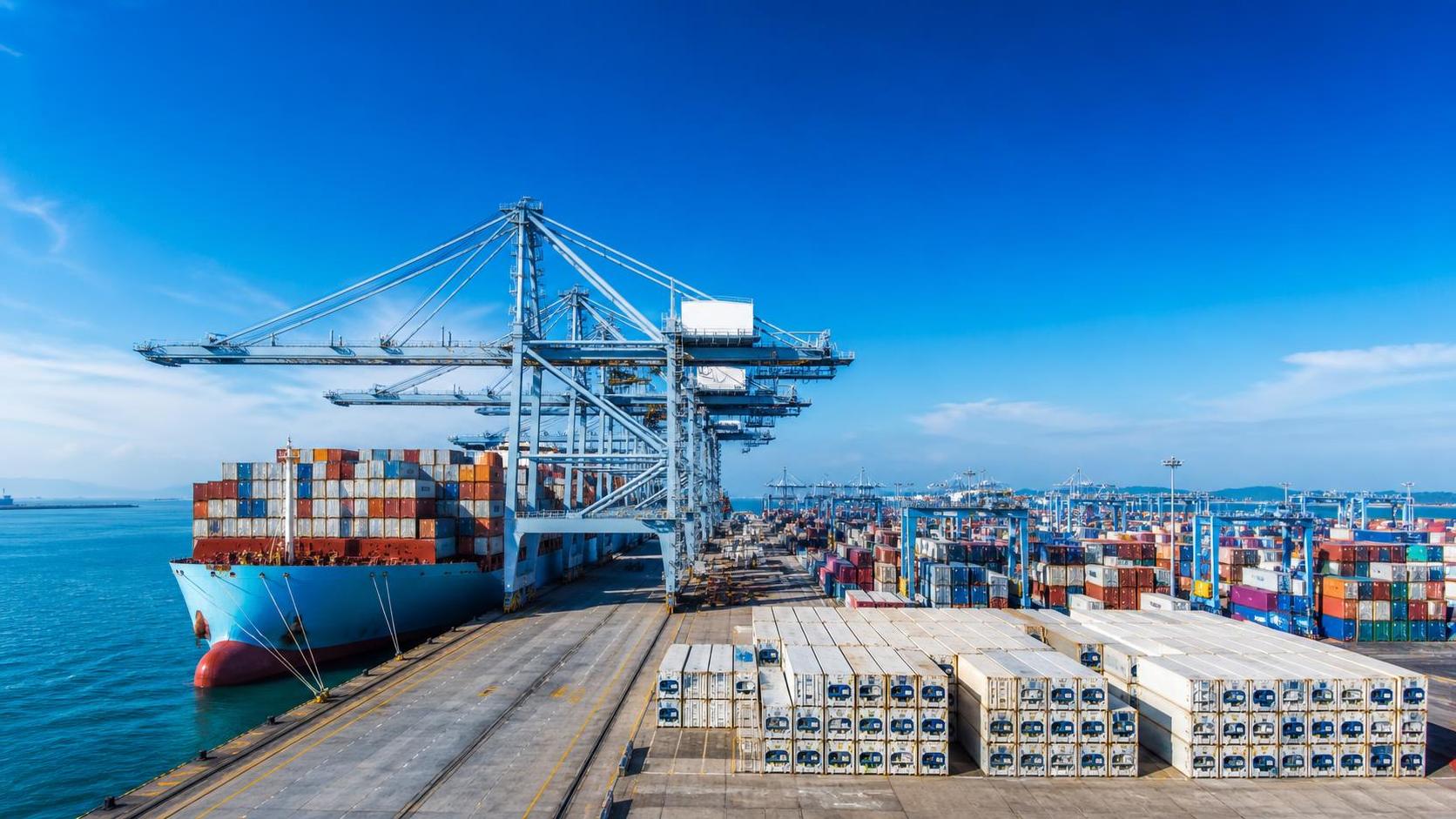 When does a smart container ship platform reduce port turnaround delays?