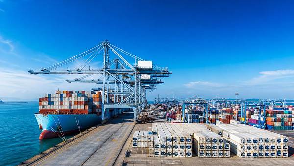 When does a smart container ship platform reduce port turnaround delays?