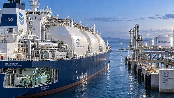 What drives gas carrier technology price differences between vessels?