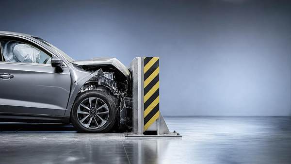How extreme collision parameters change crash outcomes