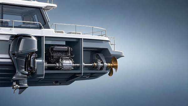 Marine Propulsion Selection Guide: Outboards, Drives, and Propellers Compared