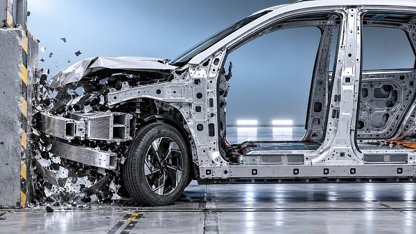 How Crashworthy Body Structures Manage Frontal Impact Loads in Modern Vehicles