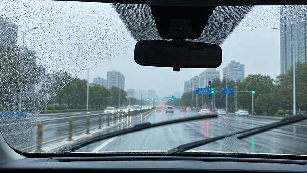 Why do auto wipers fail in light rain?