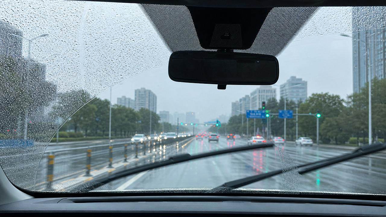Why do auto wipers fail in light rain?