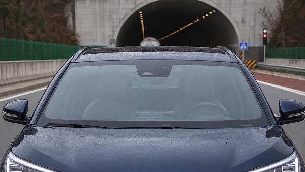 How photoelectric sensing Works in Automotive Rain and Light Sensors