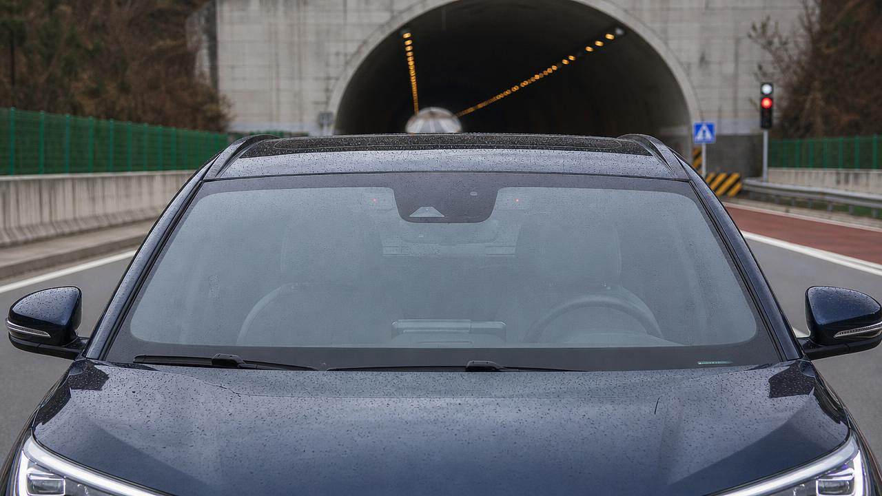 How photoelectric sensing Works in Automotive Rain and Light Sensors How photoelectric sensing Works in Automotive Rain and Light Sensors