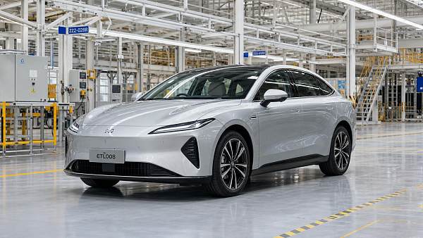 How to Choose Automotive Exterior Components for Weight, Durability, and Cost