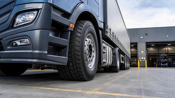 How to Choose Replacement Truck Tires for Load, Terrain, and Long-Haul Mileage