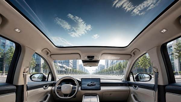 How Electrochromic Dimming Glass Reduces Glare in Panoramic Sunroof Systems