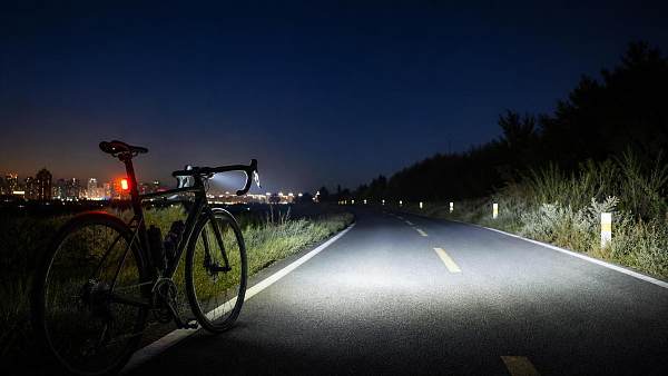 Bike Lights for Night Riding: Beam Patterns, Battery Life, and Road Safety Basics