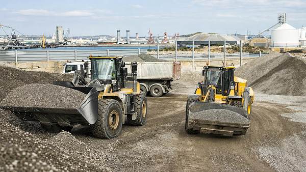 Wheel Loaders vs Articulated Loaders: Which Cuts Material Handling Costs?
