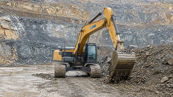 Crawler Excavators for Rock and Mud: How to Match Size, Reach, and Stability