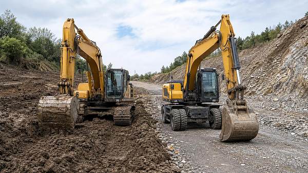 Crawler Excavators vs Wheeled Models: Which Fits Rough Terrain Better?