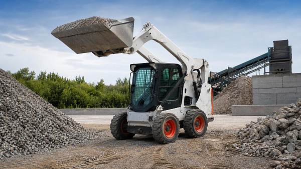 Skid Steer Loader Guide: Radial Lift Pros, Limits, and Best Uses