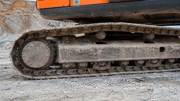 How to spot undercarriage wear before a crawler excavator guide fails