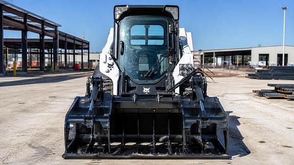 How Do You Check Quick-Coupler Compatibility for Skid Steer Attachments?