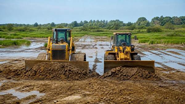 Track-Type vs. Wheel Bulldozers: Which Is Better for Soft Ground?