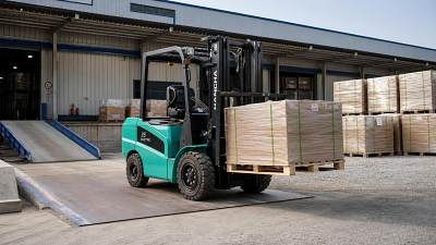 How to Choose 4-Wheel Electric Forklifts for Outdoor Yards and Heavy Loads